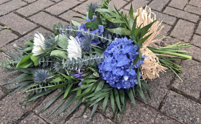 Florist Choice Tied Sheaf - Natural and elegant in design.  Creatively arranged and hand-tied together.  Finished with a raffia bow.

Please specify colour choice in the Special Requests box.